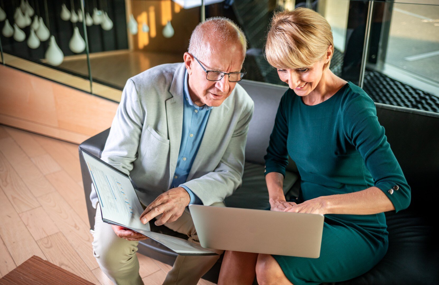 business-people-with-laptop-in-modern-office-build-2024-10-30-23-05-48-utc (Custom)