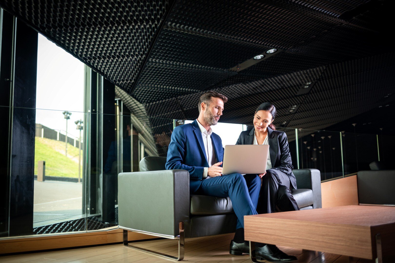 business-people-with-laptop-in-modern-office-build-2024-10-30-23-39-58-utc (Custom)